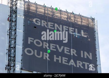 Am Grenfell Tower wird ein Gedenkgottesdienst zum Gedenken an den 5.. Jahrestag des Brandes in Grenfell abgehalten. Im Bild: Luftballons werden losgelassen, um ein Meer darzustellen Stockfoto