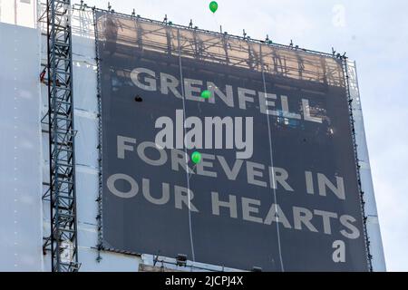 Am Grenfell Tower wird ein Gedenkgottesdienst zum Gedenken an den 5.. Jahrestag des Brandes in Grenfell abgehalten. Im Bild: Luftballons werden losgelassen, um ein Meer darzustellen Stockfoto