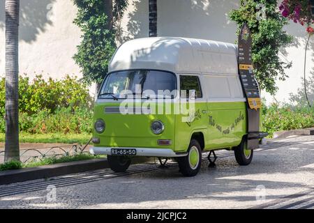 FUNCHAL, PORTUGAL - 20. AUGUST 2021: Dies ist ein deutscher Retro-Minibus volkswagen T2 in einer kommerziellen Version auf einer Stadtstraße. Stockfoto