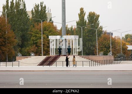 Bischkek, Kirgisistan - 21. Oktober 2021: Zentraler Platz der Stadt Bischkek mit Soldaten, die die Nationalflagge Kirgisistans bewachen Stockfoto