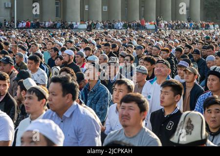 Bischkek, Kirgisistan - 1. Mai 2022: Muslimische Gebete feiern Eid al-Fitr, das das Ende des Monats Ramadan auf dem zentralen Platz der Stadt Bischkek markiert Stockfoto