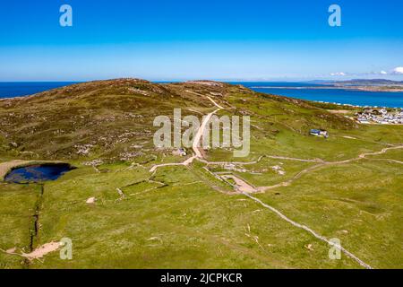 Luftaufnahme des neuen Pfades zum Murder Hole Beach, offiziell Boyeeghether Bay in der Grafschaft Donegal, Irland. Stockfoto