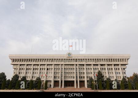 Bischkek, Kirgisistan - 21. Oktober 2021: Das Weiße Haus Kirgisistans Stockfoto