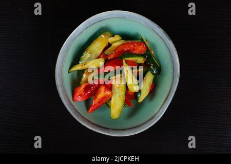 Salat mit Gurken und Tomaten. Vegetarische Gerichte Stockfoto