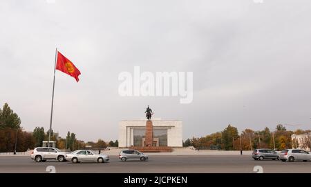 Bischkek, Kirgisistan - 21. Oktober 2021: Zentraler Platz der Stadt Bischkek mit kirgisischer Nationalflagge. Die Hauptstadt der Kirgisischen Republik Stockfoto