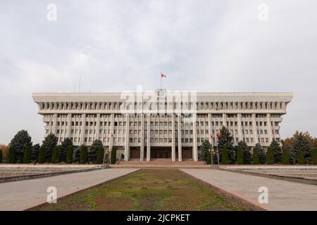 Bischkek, Kirgisistan - 21. Oktober 2021: Das Weiße Haus Kirgisistans Stockfoto