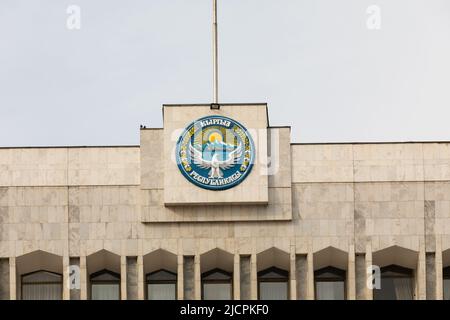 Bischkek, Kirgisistan - 21. Oktober 2021: Nationales Emblem Kirgisistans auf dem Gebäude des Weißen Hauses Stockfoto