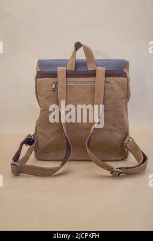 Rucksack aus Segeltuch isoliert auf beigem Hintergrund. Unisex-Tasche Stockfoto