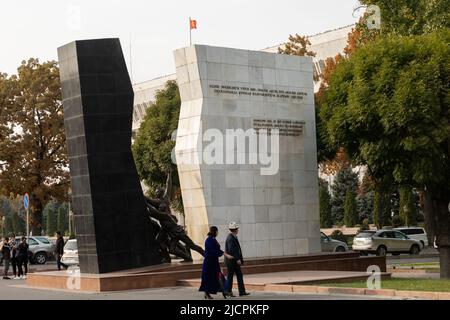 Bischkek, Kirgisistan - 21. Oktober 2021: Denkmal für getötete Bürger während der Revolution von 2010 in Kirgisistan Stockfoto