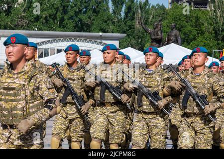 Bischkek, Kirgisistan - 9. Mai 2022: Kirgisische Streitkräfte marschieren während einer Militärparade am Tag des Sieges Stockfoto