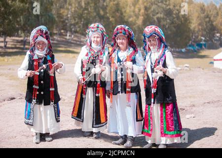 Isyk-Kul, Kirgisistan - 29. September 2018: Ältere kirgisische Frauen in Nationaltracht während der World Nomad Games Stockfoto