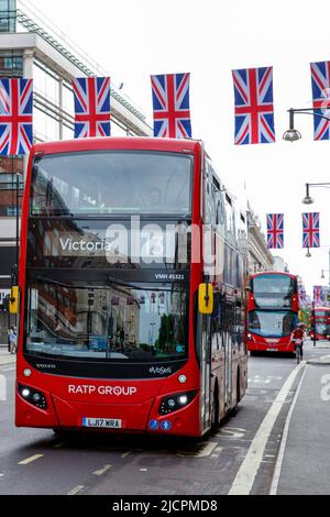 Red London Doppeldeckerbus, Route 13 nach Victoria auf der Oxford Street, London, England, Großbritannien am Mittwoch, 18. Mai 2022.Foto: David Rowland Stockfoto