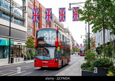 Red London Doppeldeckerbus, Route 2 nach West Norwood auf der Oxford Street, London, England, Großbritannien am Mittwoch, 18. Mai 2022. Stockfoto