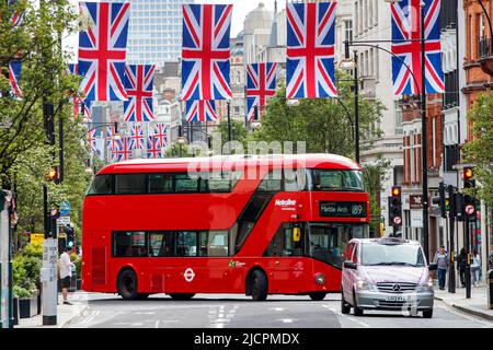 Red London Doppeldeckerbus, Route 189 nach Marble Arch auf der Oxford Street, London, England, Großbritannien am Mittwoch, 18. Mai 2022. Stockfoto