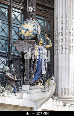 Die Bronzeskulptur der Königin der Zeit von Gilbert Bayes über dem Eingang Selfridges in der Oxford Street, London, England, Großbritannien Stockfoto