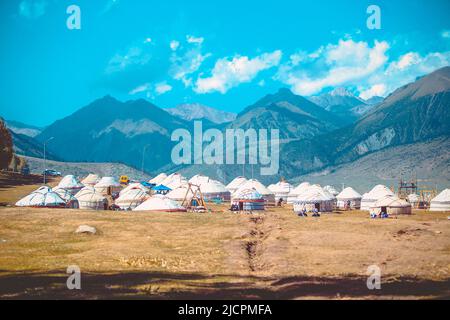 Isyk-Kul, Kirgisistan - 29. September 2018: Viele kirgisische Jurten während der World Nomad Games Stockfoto