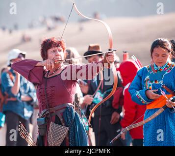 Isyk-Kul, Kirgisistan - 29. September 2018: Frau mit Pfeil im Bogen, die sich auf das Schlagen eines Ziels konzentrierte Stockfoto