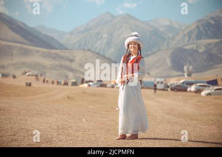 Isyk-Kul, Kirgisistan - 29. September 2018: Kirgisische Frau in Nationaltracht während der World Nomad Games Stockfoto