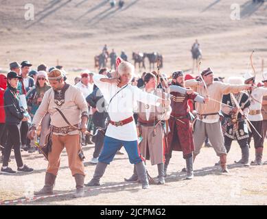 Isyk-Kul, Kirgisistan - 29. September 2018: Männer mit Pfeilen in Bögen, die sich auf ein Ziel konzentrieren Stockfoto