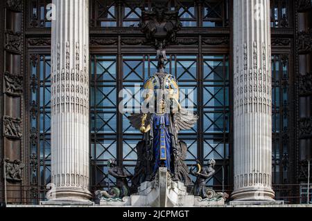 Die Bronzeskulptur der Königin der Zeit von Gilbert Bayes über dem Eingang Selfridges in der Oxford Street, London, England, Großbritannien Stockfoto