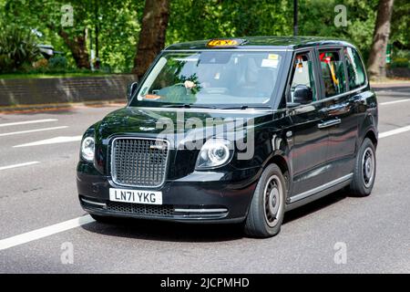 Schwarzes Londoner Taxi in London, England, Großbritannien am Mittwoch, 18. Mai 2022.Foto: David Rowland / One-Image.com Stockfoto