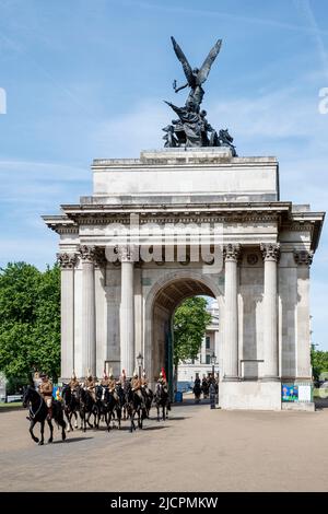 Queens Life Guards reiten am Mittwoch, den 18. Mai 2022, durch Wellington Arch, Hyde Park Corner, London, England, Großbritannien. Stockfoto