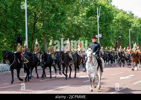 Queens Household Cavalry reitet Pferde entlang der Mall und probt für Trooping the Color am Mittwoch, den 18. Mai 2022 in London, England, Großbritannien Stockfoto