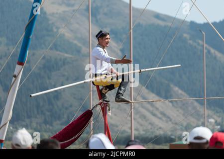 Isyk-Kul, Kirgisistan - 29. September 2018: Usbekischer Drahtseiger bei den World Nomad Games Stockfoto