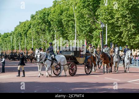 Queens Household Cavalry reitet Pferde, die eine königliche Kutsche entlang der Mall begleiten und in London, England, Großbritannien, für Trooping the Color Proben Stockfoto