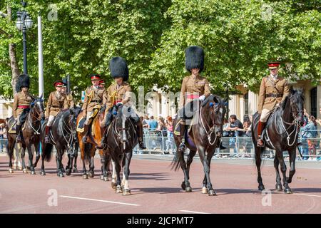 Queens Household Cavalry Officers reiten auf Pferden entlang der Mall und Proben für Trooping the Color in London, England, Großbritannien Stockfoto