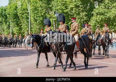 Queens Household Cavalry Officers reiten auf Pferden entlang der Mall und Proben für Trooping the Color in London, England, Großbritannien Stockfoto