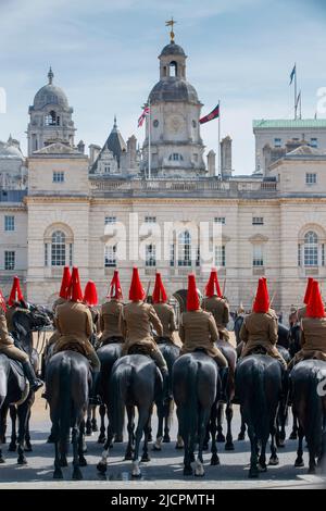Queens Household Cavalry reitet Pferde auf der Pferdereguards Parade und probt für Trooping the Color in London, England, Vereinigtes Königreich Stockfoto