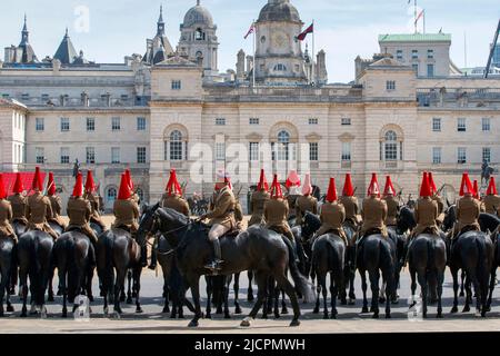 Queens Household Cavalry reitet Pferde auf der Pferdereguards Parade und probt für Trooping the Color in London, England, Vereinigtes Königreich Stockfoto