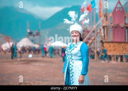 Isyk-Kul, Kirgisistan - 29. September 2018: Kirgisische Frau in Nationaltracht, die während der World Nomad Games in der Nähe von Jurten steht Stockfoto