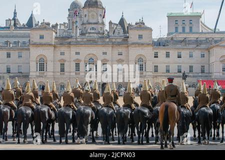 Queens Household Cavalry reitet Pferde auf der Pferdereguards Parade und probt für Trooping the Color in London, England, Vereinigtes Königreich Stockfoto