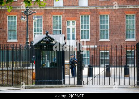 Bewaffneter Polizeibeamter am Seiteneingang der Downing Street, London, England, Großbritannien, am Mittwoch, 18. Mai 2022.Foto: David Rowland / One-Image.com Stockfoto