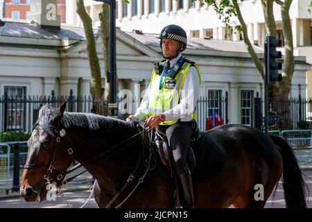 Berittene Polizisten in London, England, Großbritannien am Mittwoch, 18. Mai 2022.Foto: David Rowland / One-Image.com Stockfoto