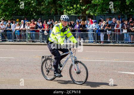 Polizeibeamter auf dem Fahrrad in London, England, Großbritannien am Mittwoch, 18. Mai 2022.Foto: David Rowland / One-Image.com Stockfoto
