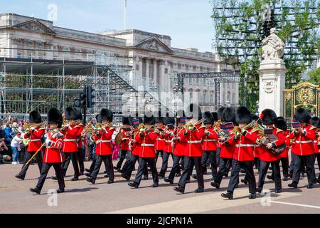 Queen’s Guard Band marschiert nach einem Wachwechsel am Mittwoch, den 18. Mai 2022, in London, England, Großbritannien, aus dem Buckingham Palace. Stockfoto