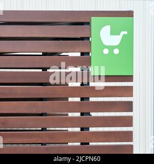 Parkplatz für Kinderwagen, Kinderwagen mit Holzwänden Stockfoto