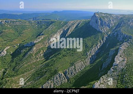 Frankreich, Var, Massif de la Sainte-Baume (alt.1148m) Es ist der größte und höchste Berg der Provence, in der Nähe von großen Städten wie Marseille, Aix-en-Provence und Toulon. (Luftaufnahme) Stockfoto