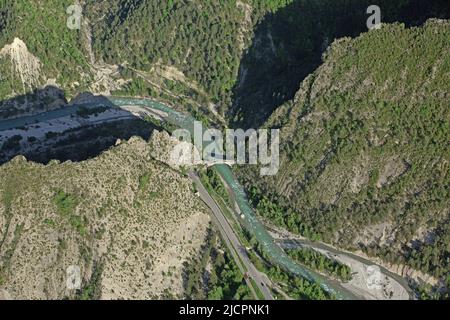 Frankreich, Var, Haute Vallée du Var ist ein Naturgebiet entlang des Nationalparks Mercantour und führt durch die Schluchten des Talkiens von Daluis Cian, enge Schlucht mit einer Brücke (Luftaufnahme) Stockfoto