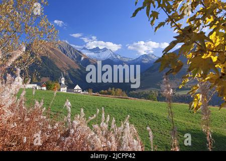 Frankreich, Savoie Saint-Sorlin-d'Arves, Weiler mit Blick auf die Nadeln von Arves Stockfoto