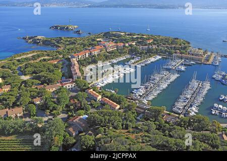 Frankreich, Var, Embiez Island, die größte Insel und ihr Hafen, gegenüber der Stadt Six-Fours-les-Plages (Luftaufnahme) Stockfoto