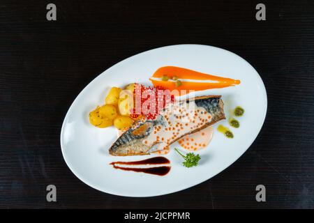 Gegrillter Speer mit Kartoffeln und verschiedenen Saucen auf schwarzem Hintergrund Stockfoto