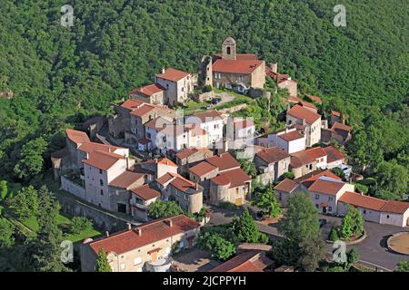 Frankreich, Puy-de-Dôme St. Yvoine das Dorf Saint-Yvoine thront auf einem Granitfelsen und blickt auf den Allier, der sich die Füße schnüffelig macht (Luftaufnahme) Stockfoto