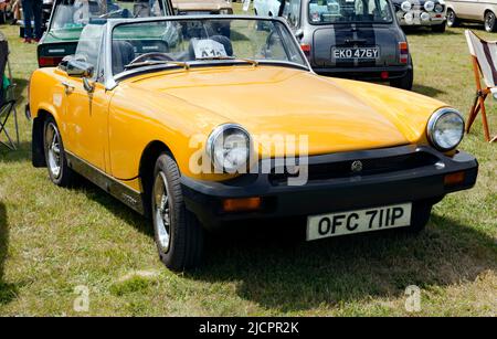 Drei Viertel Vorderansicht eines Yellow, 1975, MG Midget, auf der Deal Classic Car Show 2022 Stockfoto