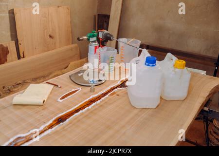 Holztisch mit Werkzeugen zur Herstellung von Epoxidharz Stockfoto