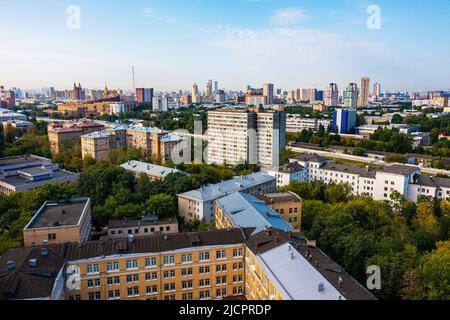 Nordwestlich von Moskau, Blick von oben. Sokol und Shchukino Bezirke. Stadtpanorama. Hochwertige Fotos Stockfoto