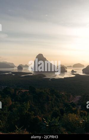 Panoramablick auf die Phang Nga Bay vom Samet Nangshe Aussichtspunkt, Thailand Stockfoto